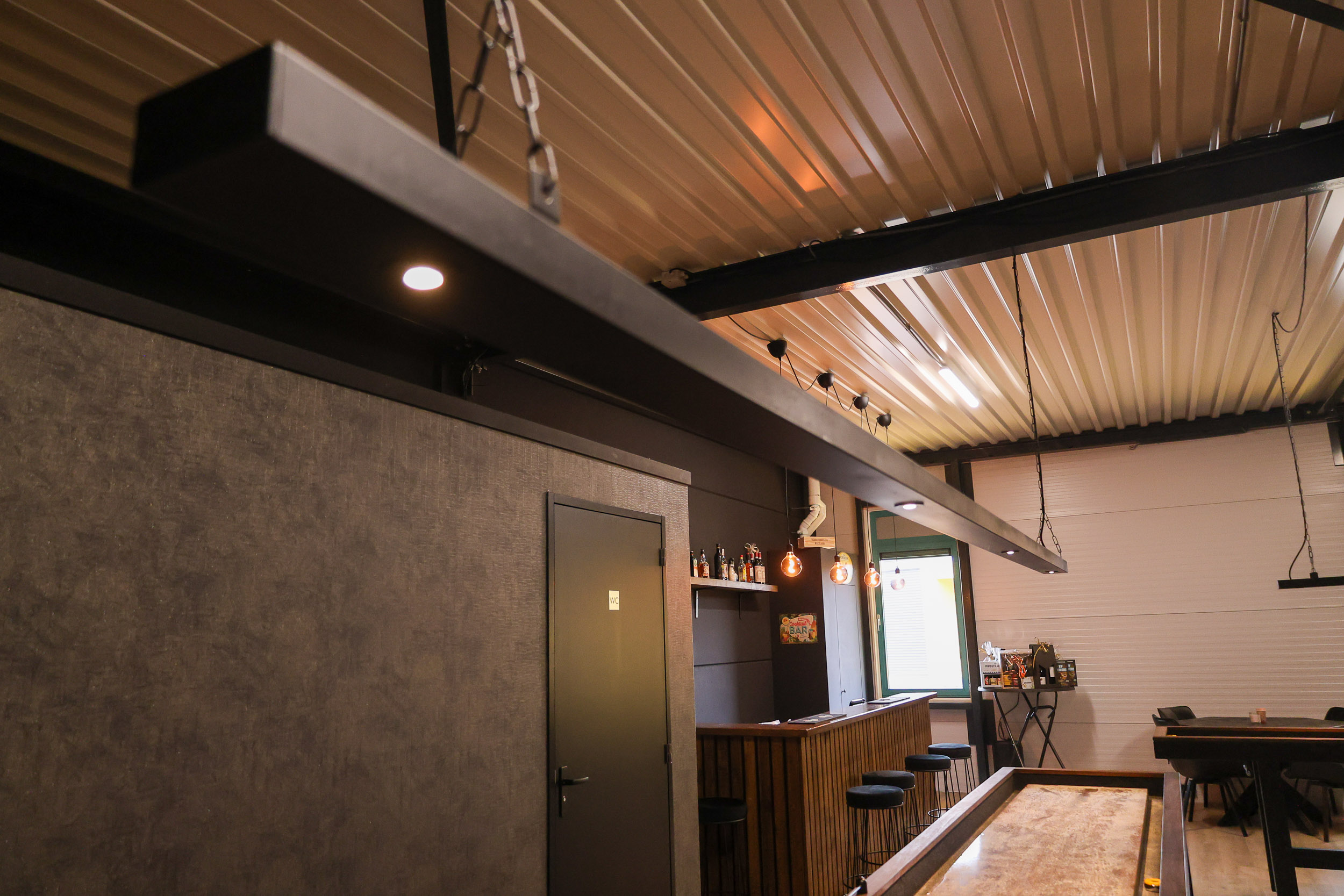 Verlichting boven de shuffletafel. Holland shuffleboard