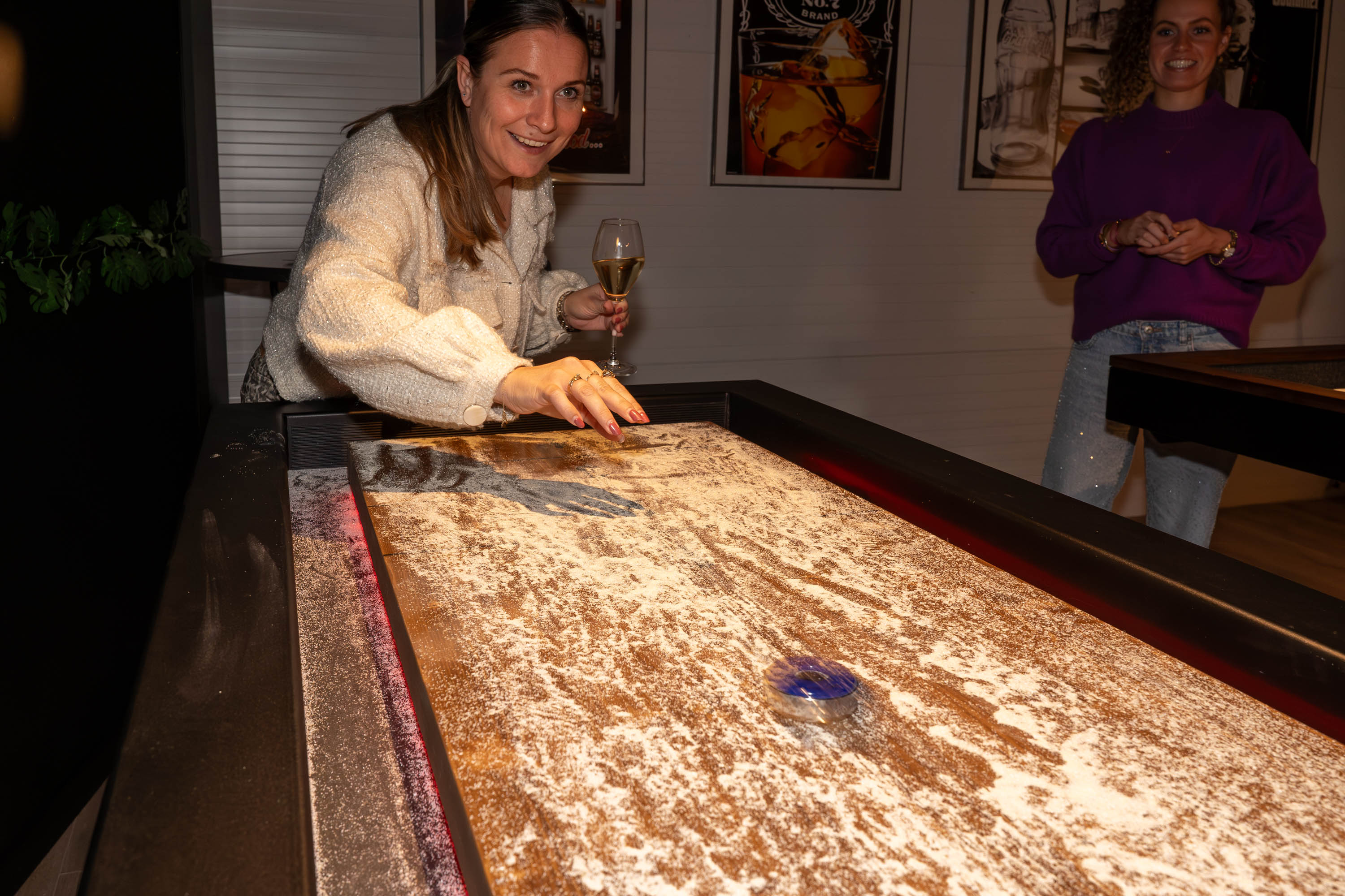 Dame speelt een potje shufflen bij Holland shuffle