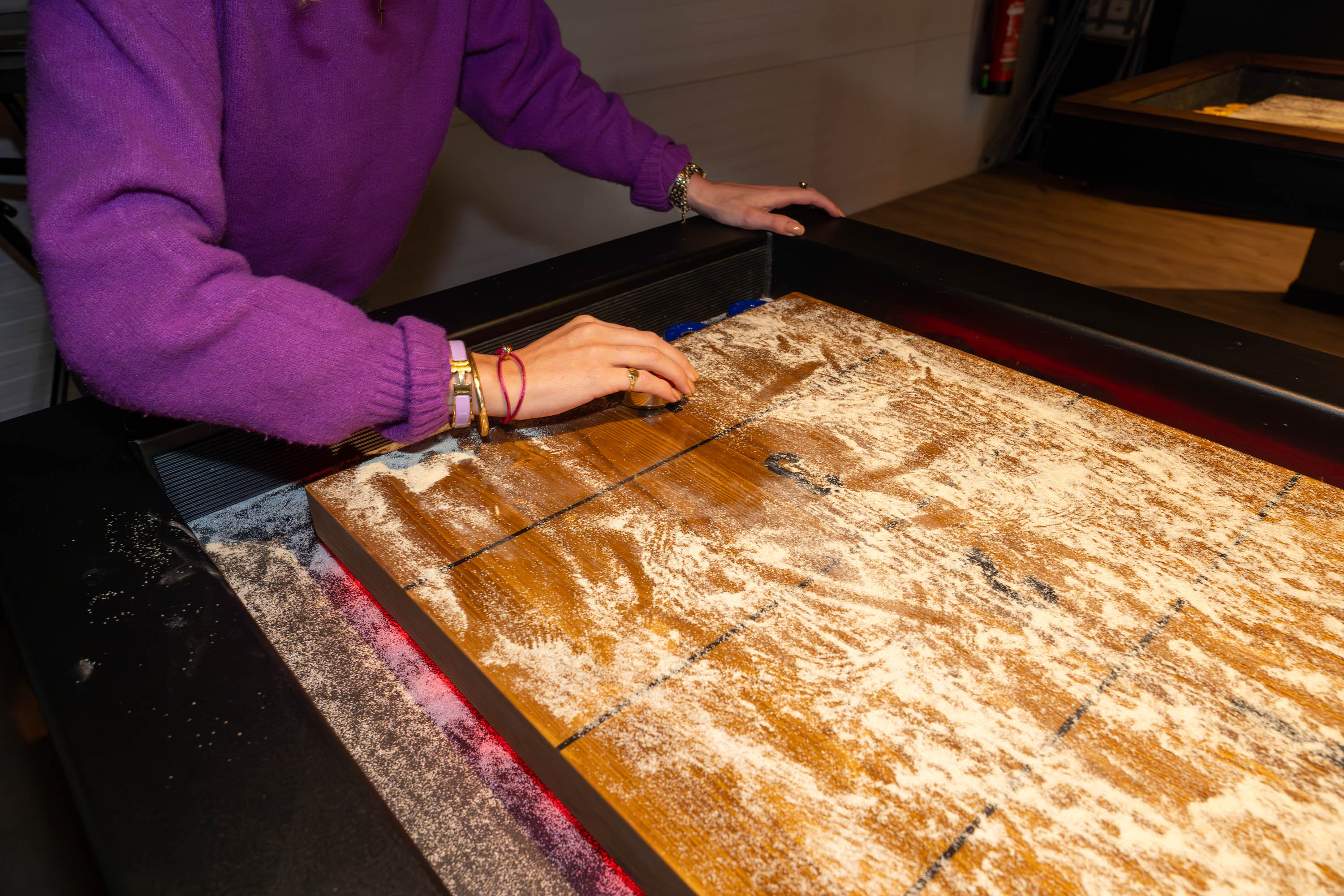 Shufflen op een Holland shuffleboard